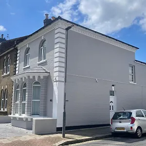  Holiday home The Lux Ville, Stunning 6 Bedroom In London United Kingdom